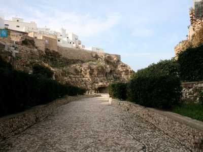 Siamo ora vicini a Cala Monachile. Sotto i nostri piedi un viale lastricato da piccoli ciottoli bianchi � delimitato da due aiuole ornamentali: � tutto molto curato e l�ambiente stride con la natura �selvaggia� che ci siamo lasciati alle spalle